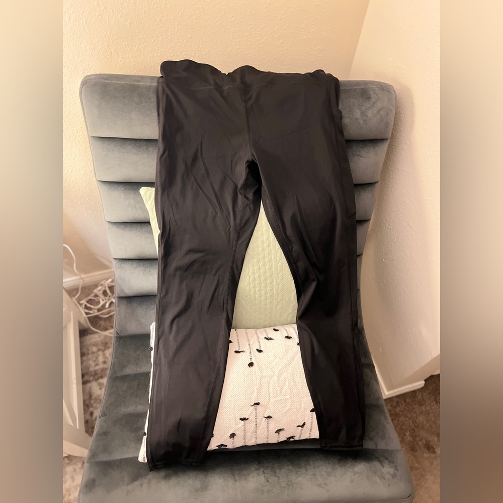 Vuori Leggings. Size L, worn twice. Missing drawstring.